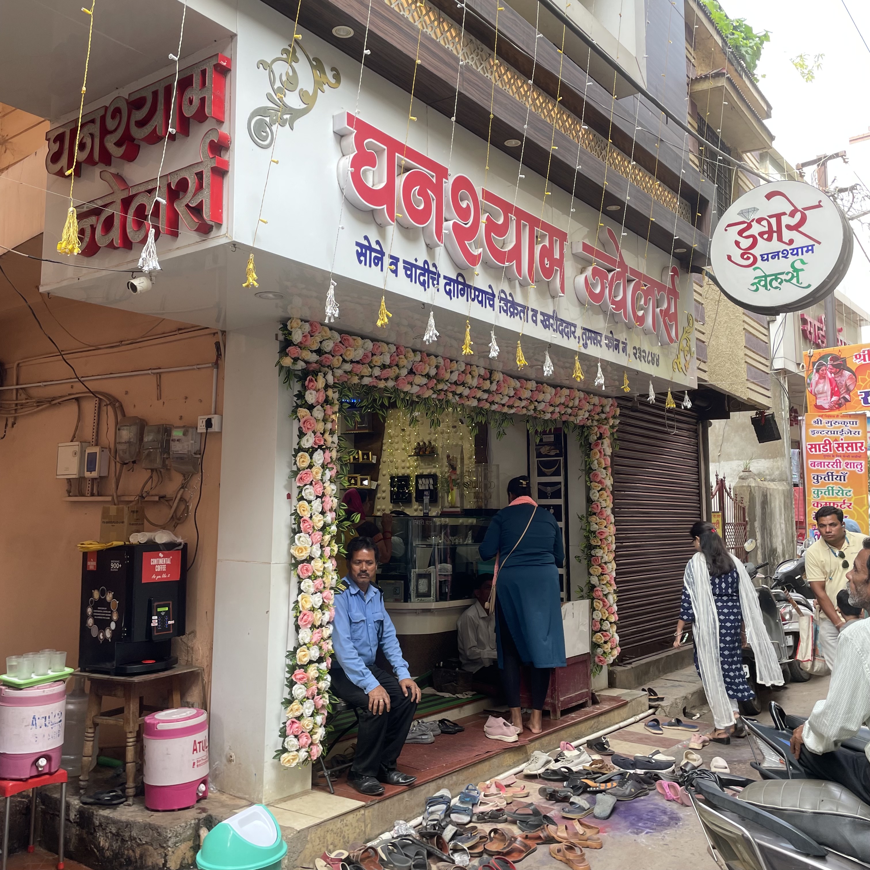 Ghanshyam Dumbhare Jewellers Showroom